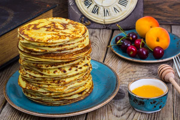 High stack of pancakes in rustic style — Stock Photo, Image