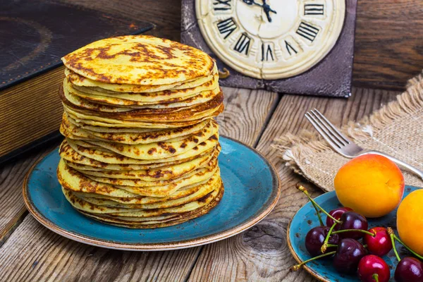 High stack of pancakes in rustic style — Stock Photo, Image