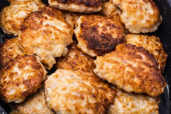 Kızarmış pirzola tavada doğranmış.