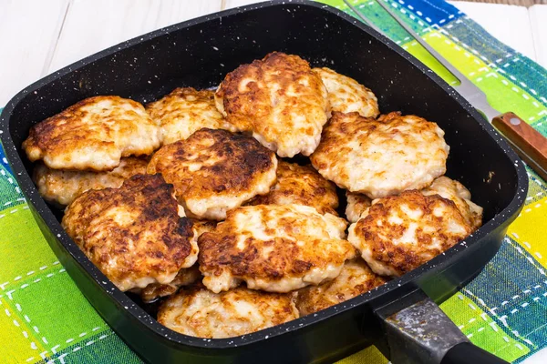 Kızarmış pirzola tavada doğranmış.