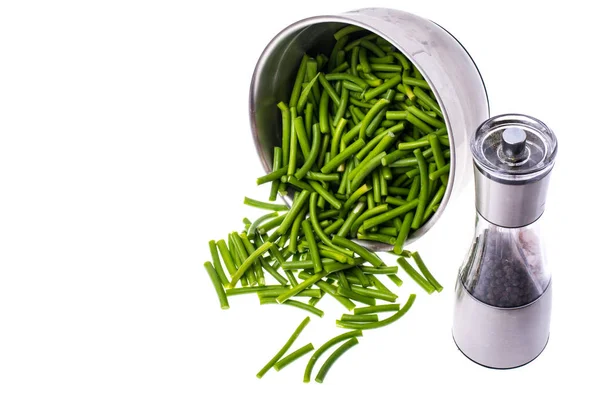 Metal kabın içinde kuşkonmaz fasulye