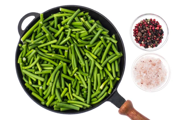 Beyaz zemin üzerine yeşil fasulye tavada parçaları kesilmiş