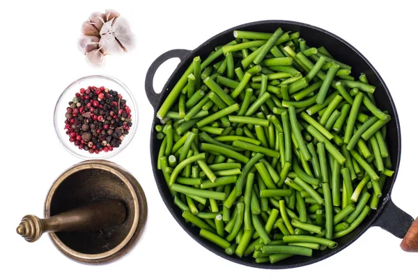 Beyaz zemin üzerine yeşil fasulye tavada parçaları kesilmiş