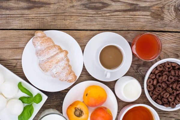 Mesa de desayuno con hojuelas de chocolate, mozzarella, jui — Foto de Stock