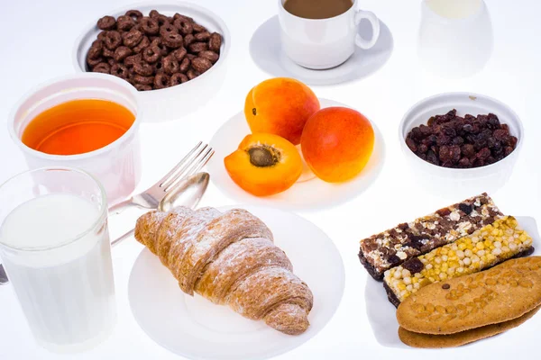 Kahvaltı Masası kruvasan, müsli, süt, bal ve meyve ile