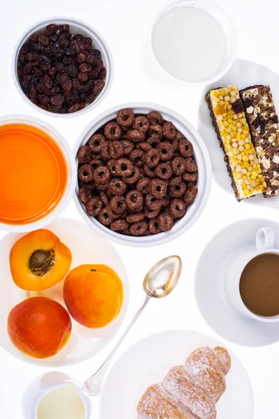 Kahvaltı Masası kruvasan, müsli, süt, bal ve meyve ile