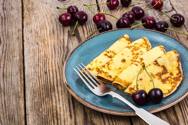 Traditionelles russisches Frühstück Pfannkuchen mit Obst und Honig — Stockfoto