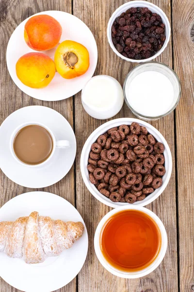 Çikolata tahıl gevreği, kahve, süt, kruvasan ve meyve b