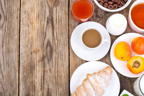 Copos de cereales de chocolate, café, leche, croissant y fruta para b — Foto de Stock