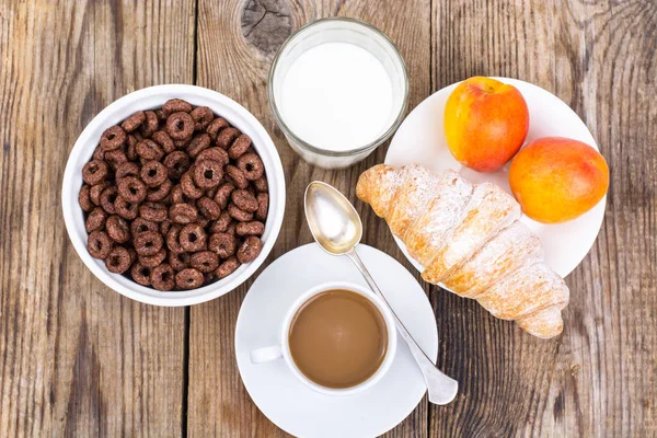 Copos de cereales de chocolate, café, leche, croissant y fruta para b — Foto de Stock