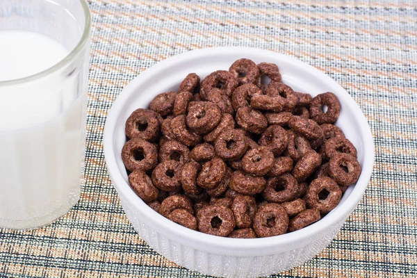 Kahvaltıda sütlü çikolata elebaşı