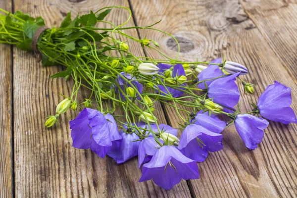 나무 테이블에 파란 꽃 꽃다발. — 스톡 사진