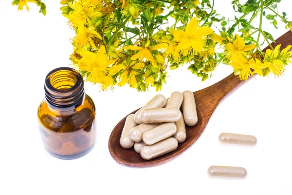 Natural capsules from St. Johns wort — Stock Photo, Image