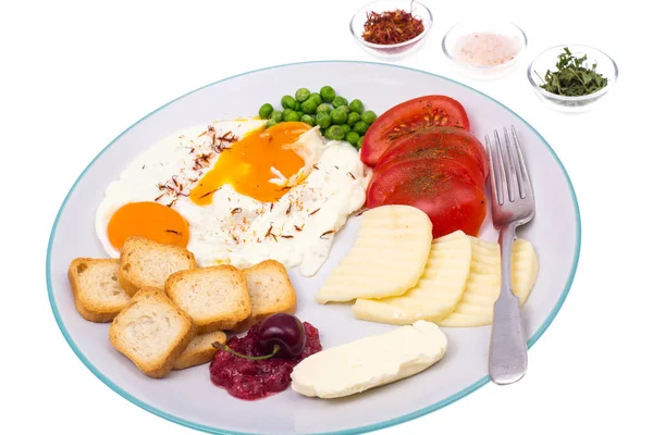 Вкусный и здоровый завтрак на тарелке на белом — стоковое фото