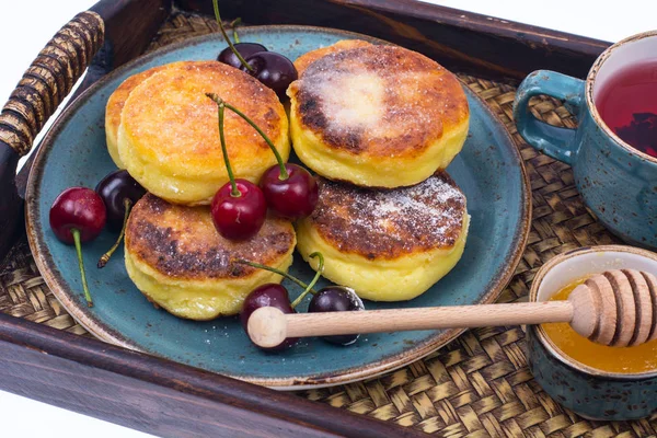 Вкусные творожные пирожные с медом и вишней на подносе — стоковое фото