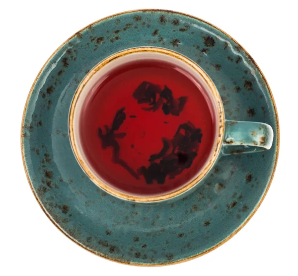 Thé rouge en tasse bleue sur fond blanc — Photo