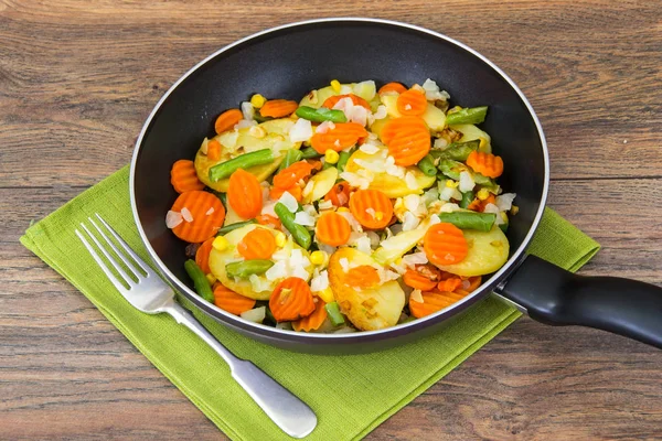 Etsiz yemek: kızarmış sebzeler tavada — Stok fotoğraf