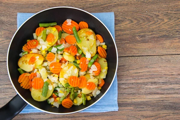 Еда без мяса: жареные овощи в сковороде — стоковое фото