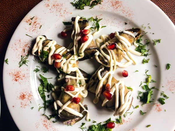 Баклажаны, фаршированные грецкими орехами — стоковое фото