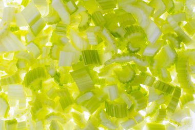 Beyaz arka plan üzerinde izole dilimlenmiş taze yeşil kereviz.