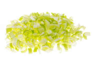 Beyaz arka plan üzerinde izole dilimlenmiş taze yeşil kereviz.