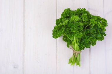 Demet taze maydanoz üzerinde beyaz tahtalar, üstten görünüm.