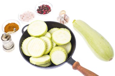 Taze kabak, tavada beyaz backgrou dilimler halinde kesilmiş