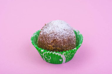 Tatlı ROM truffle kek üzerine pastel arka plan.