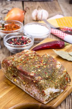 Tuzlanmış domuz pastırma ile baharat mutfak kesme tahtası üzerinde