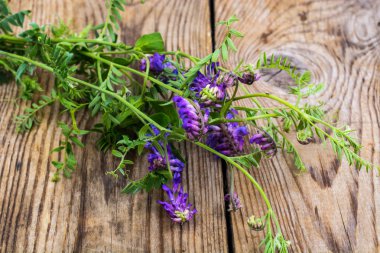 Ahşap masa üzerinde yaz kır çiçekleri