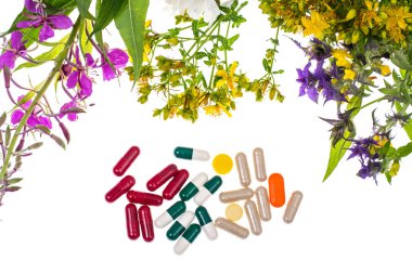 Homeopati. Bitkisel kapsül, beyaz adam üzerinde şifalı bitkiler