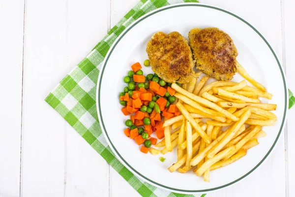 Haşlanmış sebze, patates kızartması ve içten bir akşam yemeği için et — Stok fotoğraf