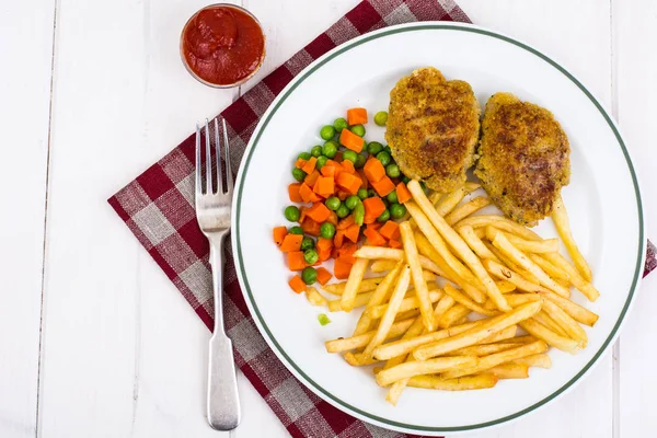 Haşlanmış sebze, patates kızartması ve içten bir akşam yemeği için et — Stok fotoğraf