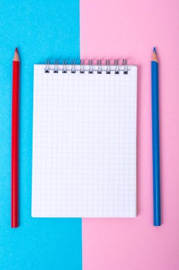 Notlar ve renkli arka plan üzerinde renkli kalemler için not etmek