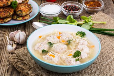 Ahşap masa, yemek için hazır