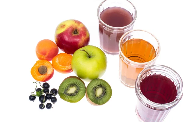 Tres vasos de vidrio con zumos de frutas y bayas frescas — Foto de Stock