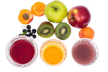 Üç bardak taze meyve ile gözlük ve suları çilek