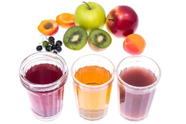 Üç bardak taze meyve ile gözlük ve suları çilek