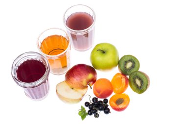 Üç bardak taze meyve ile gözlük ve suları çilek