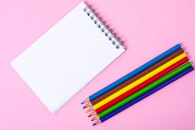 Notlar ve renkli arka plan üzerinde renkli kalemler için not etmek