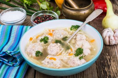 Ahşap masa, yemek için hazır