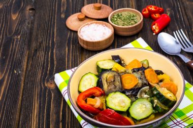 Vejetaryen sebze yahni