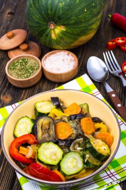 Vejetaryen sebze yahni