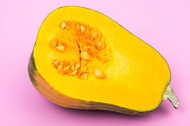 Kabak parlak arka plan üzerinde yarısı