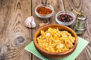 Pilav et ve masada ahşap kase içinde havuç ile