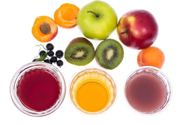 Üç bardak taze meyve ile gözlük ve suları çilek