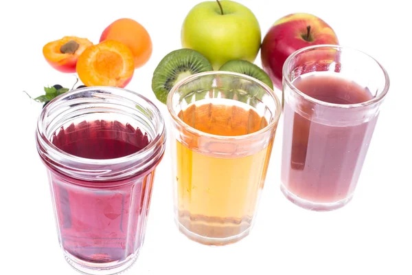 Tres vasos de vidrio con zumos de frutas y bayas frescas — Foto de Stock