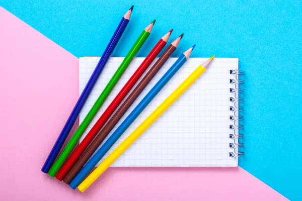 Notlar ve renkli arka plan üzerinde renkli kalemler için not etmek