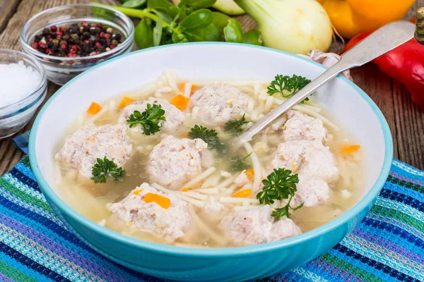 Ahşap masa, yemek için hazır