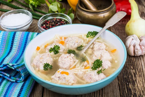 Ahşap masa, yemek için hazır